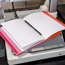 Caderno com Caneta Modelo 3D | Imprimível e Reutilizável